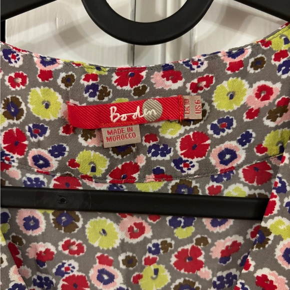 Boden Floral Viscose blouse, darling and flowy. Size 6R - Picture 4 of 4